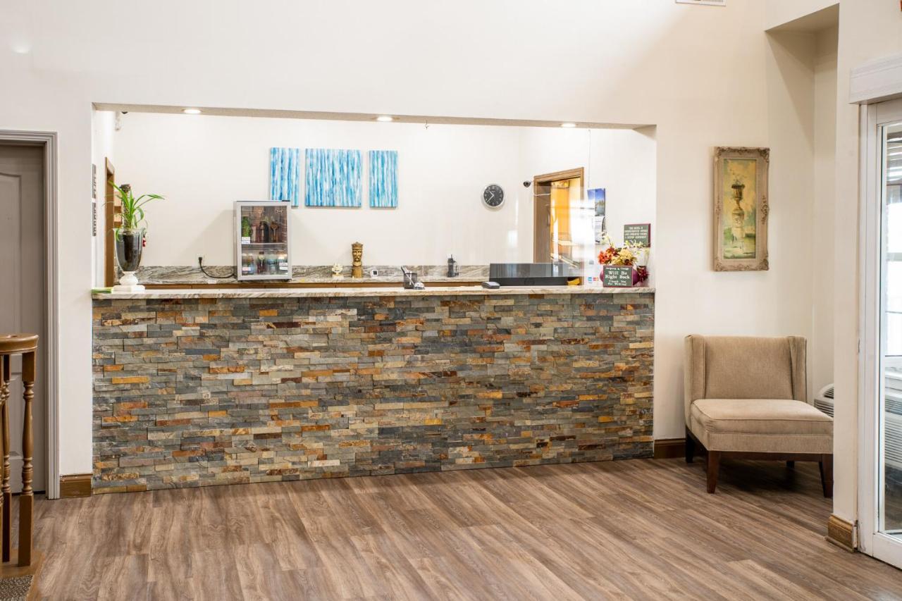 Blisspoint Inn & Suites マリオン エクステリア 写真